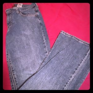 Levi’s low rise bootcut, size 6- 515s
